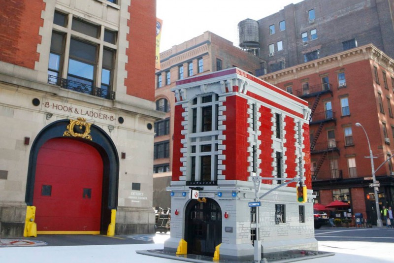 ghostbusters-firehouse-headquarter-nyc-75827-lego-group