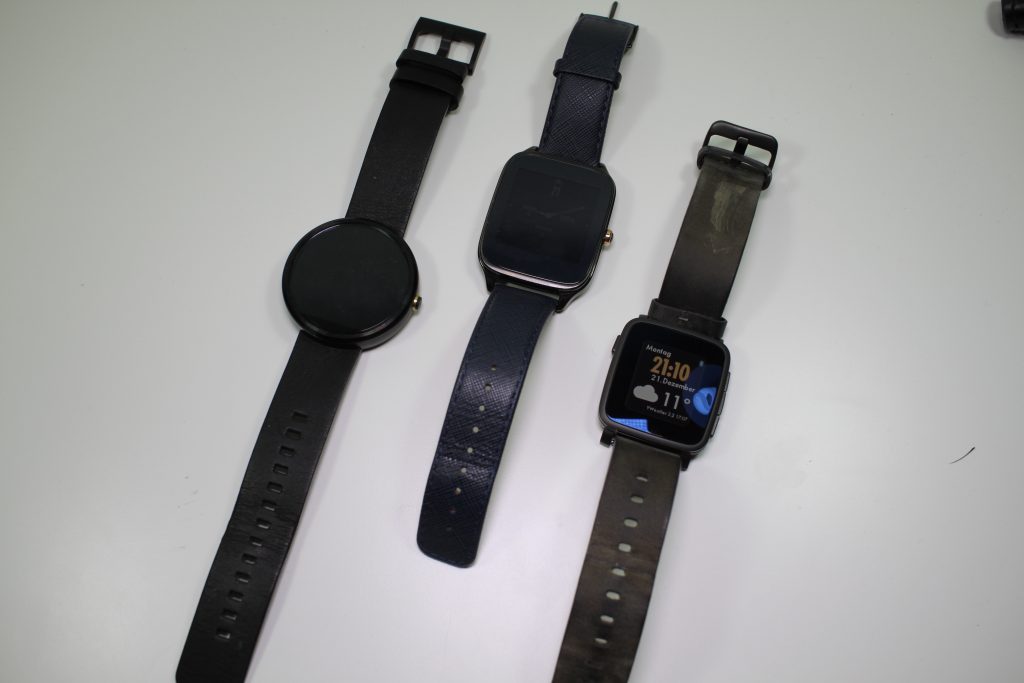 ZenWatch 2 (Mitte) im Vergleich mit der Moto 360 (1.Gen) (links) und der Pebble Time Steel (rechts)